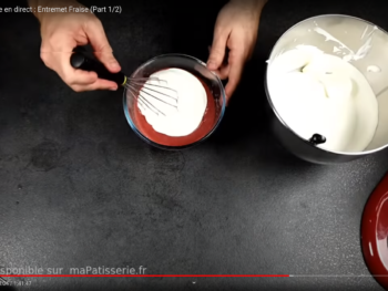 Prélever 1/4 de la crème et la mélanger délicatement avec la purée de fraise