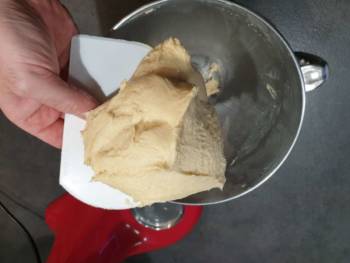 En fin de beurre, vous devriez obtenir une pâte similaire à celle-ci, qui se tient, ainsi qu'un bol quasiment propre