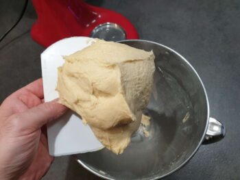 En fin de beurre, vous devriez obtenir une pâte similaire à celle-ci, qui se tient, ainsi qu'un bol quasiment propre