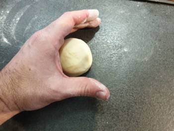 Décrire des petites cercles avec la pâte dans le creux de votre main afin de faire une belle boule