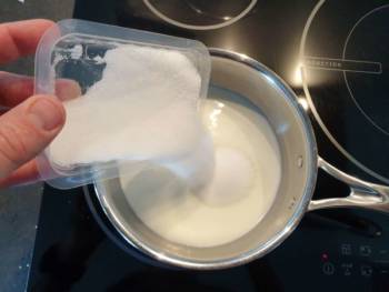 Faire tiédir le lait, y verser le sucre et le stabilisateur mélangé