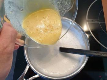 Verser les jaunes dans le lait tiède et mélanger à nouveau