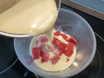 Une fois cuite, verser la préparation sur votre purée de fraise et la crème