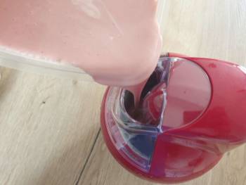 Après le temps de maturation, vous pouvez sangler votre glace à la fraise : démarrer votre sorbetière ou turbine à glace puis verser la préparation.