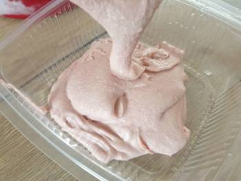 Débarrasser votre glace fraise dans un récipient étanche et placer au frais