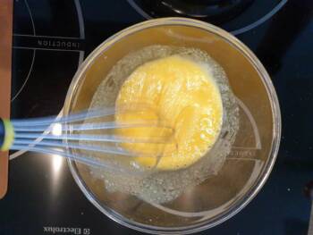 En parallèle, détendre le sucre inverti avec les jaunes d’œufs.