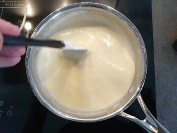 Comme une crème anglaise, cuire jusqu'à 83°C sans cesser de remuer.
