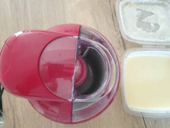 Après le temps de maturation, vous pouvez sangler votre glace à la fraise : démarrer votre sorbetière ou turbine à glace puis verser la préparation.