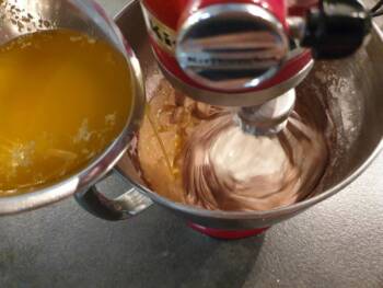 Ajouter le beurre refroidi progressivement et mélanger à vitesse modérée
