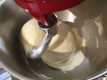 Puis pétrir en seconde vitesse durant une quinzaine de minutes, racler les bords de temps en temps pour recentrer la pâte.