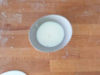 Préparer un mélange lait entier et une pointe de sel