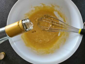 Aromatiser généreusement votre crème d'amande, ici, de l'eau de vie de poire.