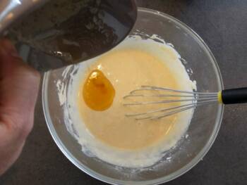 Ajouter le beurre fondu refroidi, mélanger, puis le rhum.