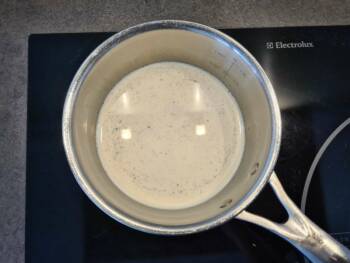Faire chauffer le lait avec la vanille (j'ai utilisé de la perle de vanille de chez Eurovanille)