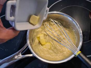 Ajouter le beurre froid, mélanger à nouveau jusqu'à obtenir une crème lisse