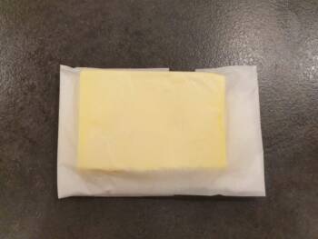 Placer votre beurre dans un pliage en papier cuisson et l'étaler de manière uniforme