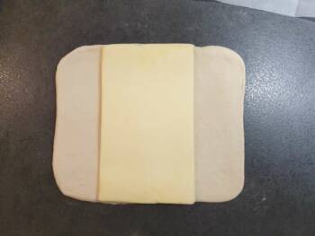 Étaler votre détrempe à la même longueur que le beurre et quasiment 2 fois plus large afin d'y enfermer le beurre.