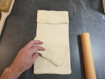 Faire un tour double : plié une petite partie de la pâte en haut, ramener la partie basse au contact de la partie pliée