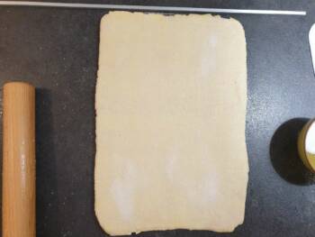 Récupérer votre pâte à Kouign Amann froide, l'étaler à 5-6mm d'épaisseur (si vous souhaitez faire des parts individuelles)