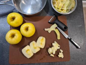 Laver, perler, couper en 4 et évider les pommes