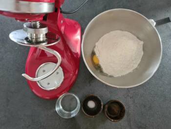 Pour démarrer cette pâte à tourtière, préparer le matériel et les ingrédients.
