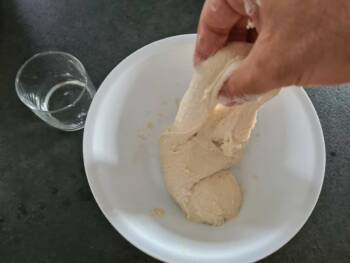 Verser votre pâte à tourtière dans un cul de poule légèrement huilé et faire des rabats pour peaufiner le pétrissage.