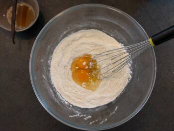 Démarrer votre pâte à pancake dans un cul de poule, mélanger la farine, sel, sucre et levure chimique. Ajouter les œufs et mélanger avec une partie de la farine