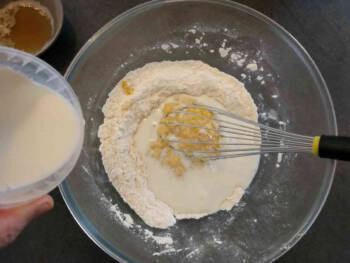 Ajouter progressivement le lait tout en mélangeant de plus en plus avec la farine.