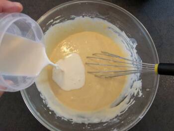 Ajouter encore du lait et continuer à mélanger de plus en plus de farine, mélanger énergiquement pour bien lisser la pâte.