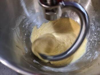 Pétrir à vitesse 2 une quinzaine de minutes, ajouter le beurre pommade et continuer à pétrir jusqu'à que la pâte claque bien sur les cotés du bol, bien élastique