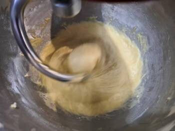 Ajouter le beurre bien pommade et continuer à pétrir longuement