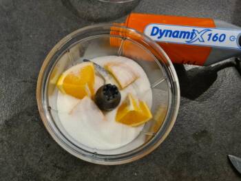 Laver une orange bio et la couper en 4, prendre 2 morceaux et le même poids en sucre.
