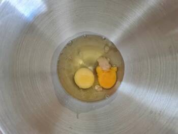 Verser environ la moitié des œufs et la levure