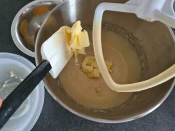 Ajouter le beurre bien mou et continuer jusqu'à avoir une pâte bien élastique, qui claque bien aux parois