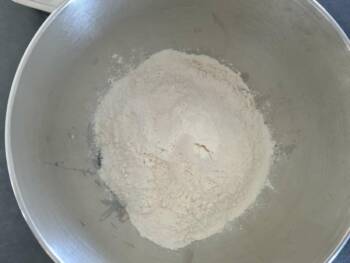 Verser dessus la farine, le sel et le sucre