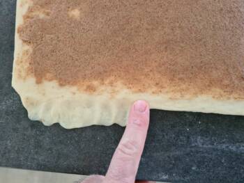 Affiner la pâte en pressant avec un doigt sur la partie inférieure.