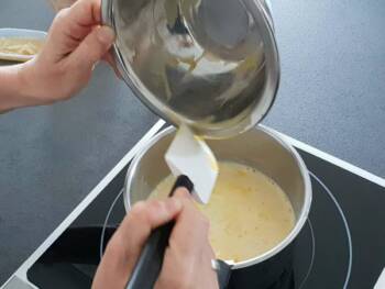Verser un peu de lait chaude sur les jaunes blanchis, mélanger et reverser le tout dans la casserole.