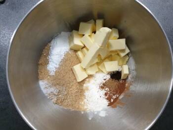Pour démarrer cette pâte à tarte pour le Banoffee, mettre tous les ingrédients secs dans le robot + le beurre
