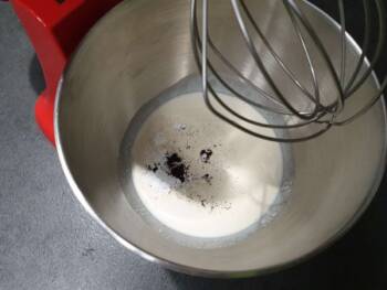 Verser tous les ingrédients de la chantilly dans une cuve froide