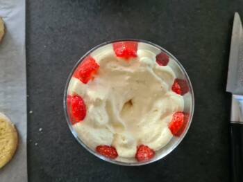 Placer un peu de crème entre les fraises et au fond