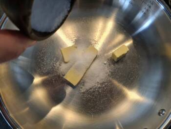 Faire chauffer la poêle avec le beurre et éventuellement un peu de sucre