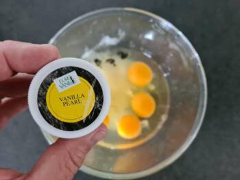 Mettre les œufs, le sucre et le sel dans un cul de poule, pour le goût, j'utilise de la perle de vanille d'Eurovanille