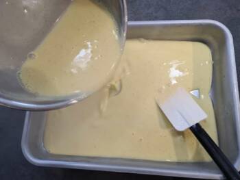 Verser la crème anglaise cuite dans un grand plat froid