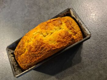 Votre gâteau au yaourt est cuit quand la lame du couteau ressort sèche.