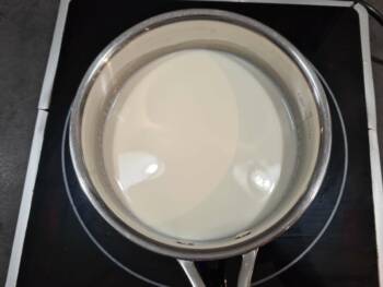 Dans une casserole, mettre à chauffer le lait à feu doux.