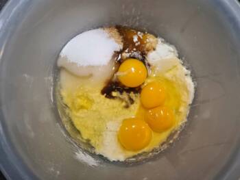Dans un cul de poule, verser le sucre, farine, œufs, arômes (rhum, vanille...)
