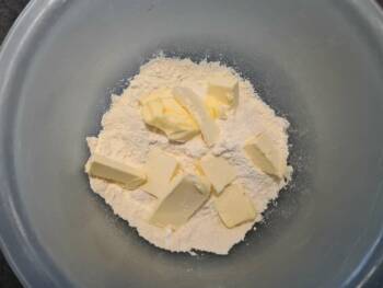 Pour réaliser cette de pâte brisée, mettre le beurre, la farine et sel ensemble