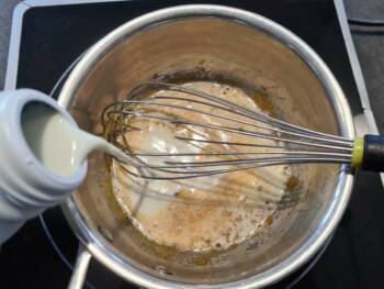 Faire tiédir le lait, blanchir les jaunes avec le sucre, détendre avec un peu de lait chaud et reverser dans la casserole.