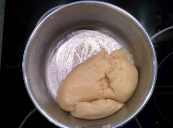 Quand la panade forme facilement une belle boule qui se détache des parois de votre casserole lorsque vous la secouez, votre pâte est prête.