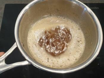 Quand le beurre noisette est prêt, stopper la cuisson et le faire refroidir rapidement.